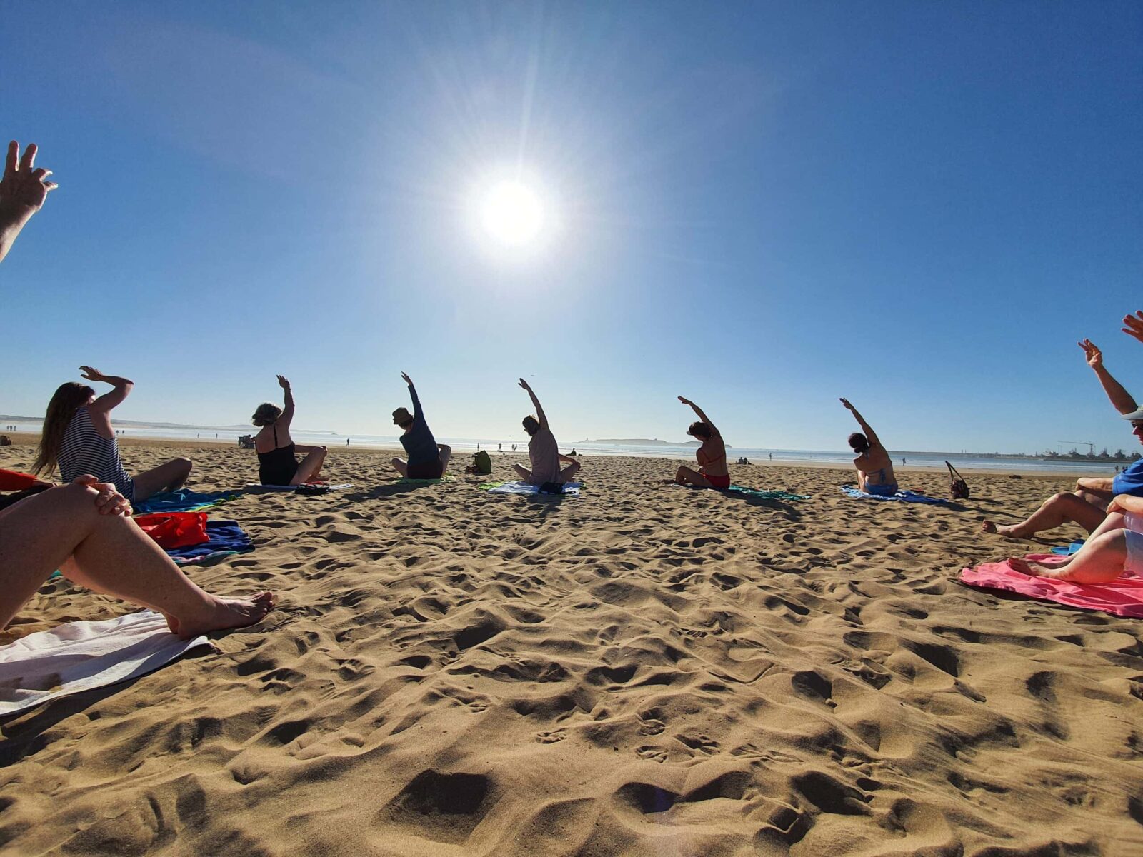 Stretching sur la plage Stretching