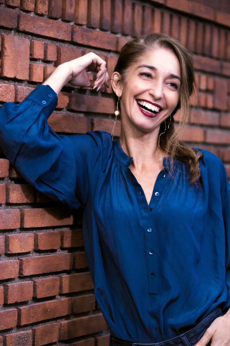 sing-and-fit-karine-orts karine orts posant contre un mur de brique